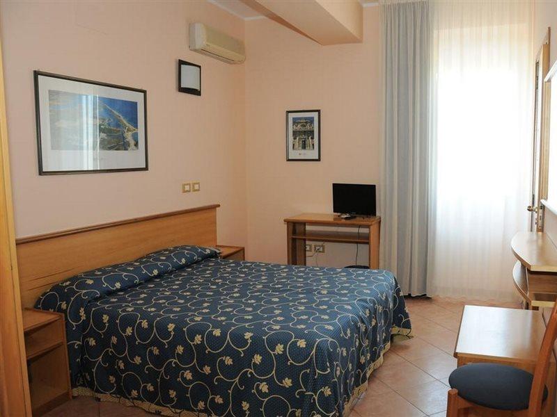Hotel Gatto Bianco Casalabate Lecce Esterno foto