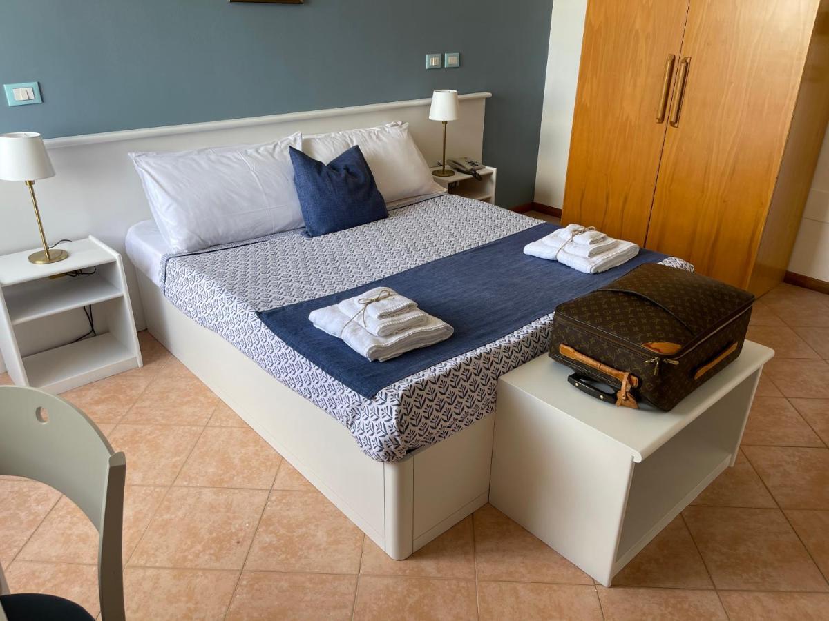Hotel Gatto Bianco Casalabate Lecce Esterno foto